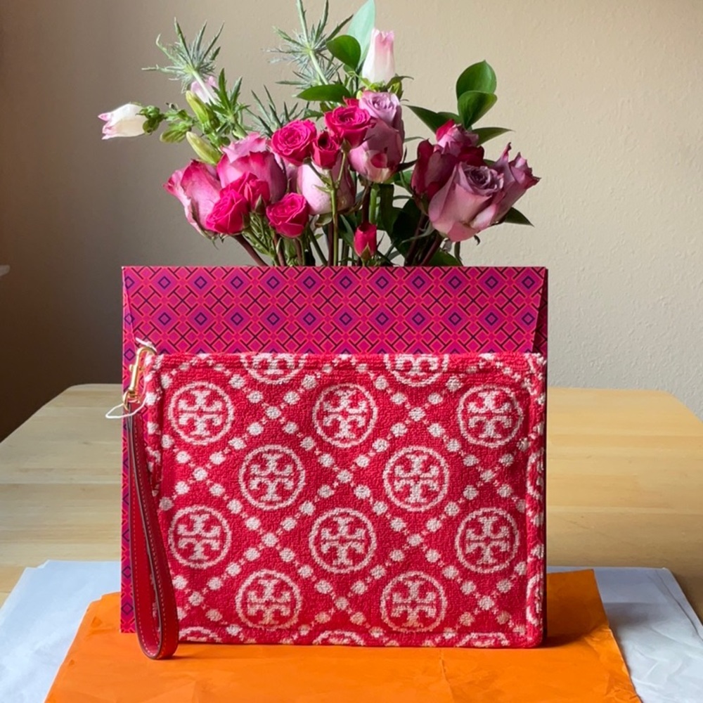 🍓 TORY BURCH T- MONOGRAM TERRY POUCH 🍓 NWT 🍓